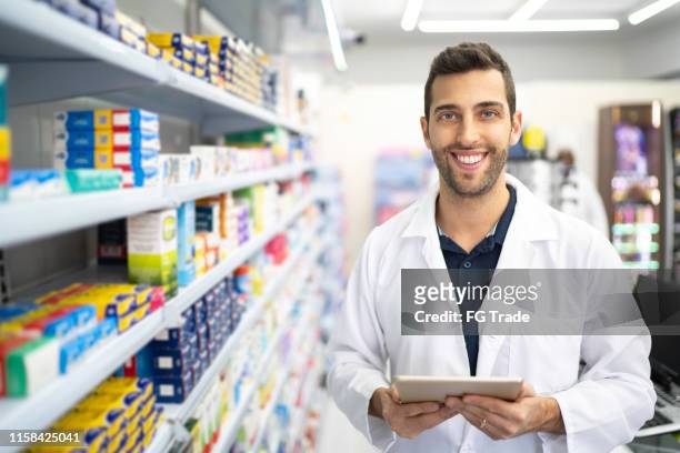 retrato de farmacéutico en una farmacia - pharmacist fotografías e imágenes de stock