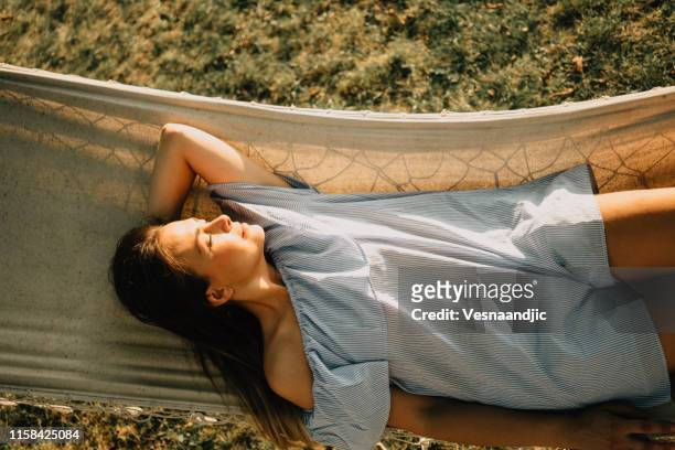 mon temps dans le hamac - woman hammock photos et images de collection