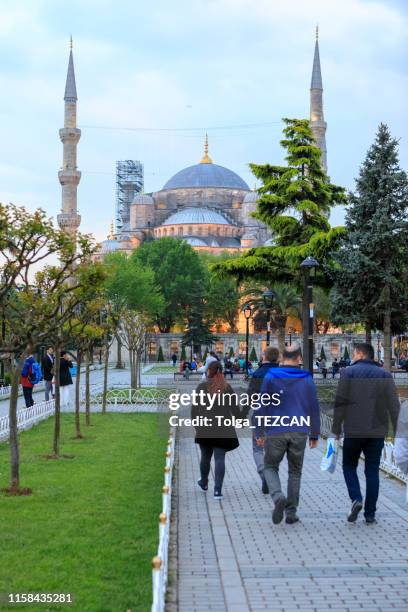 blaue moschee und touristen - sultan ahmad moschee stock-fotos und bilder