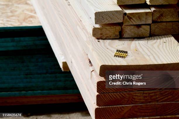 residential construction - wood material - fotografias e filmes do acervo
