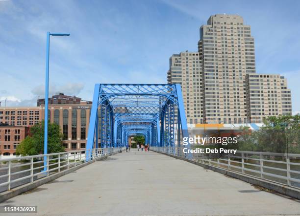 the blue bridge (pedestrian) over the grand river in grand rapids, michigan - grand rapids michigan bildbanksfoton och bilder