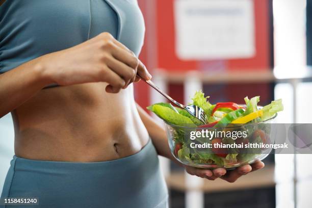 sport woman with healthy food - asian six pack photos et images de collection