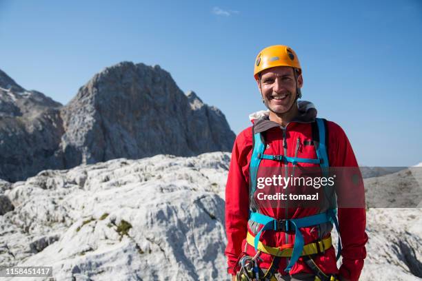 ritratto di alpinista maschio - alpi foto e immagini stock