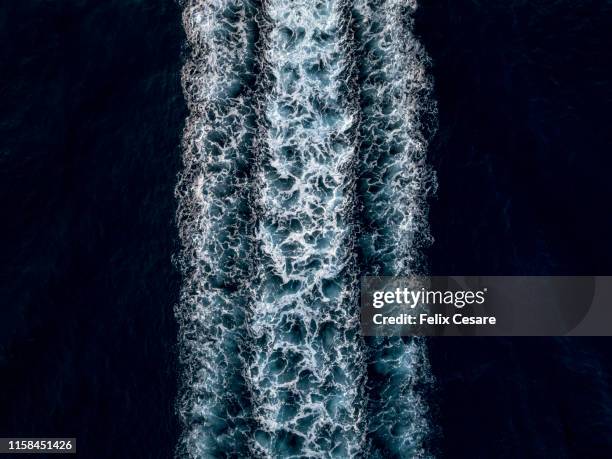 abstract of a wake water splash - proa fotografías e imágenes de stock