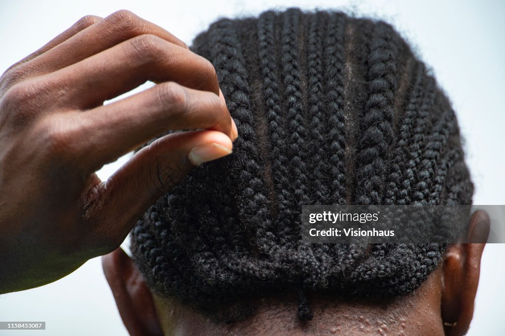 Jofra Archer of England plays with his braided hair during the Group...  Photo d'actualité - Getty Images