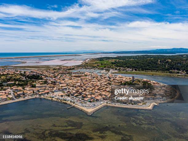 gruissan aus der luft narbonne frankreich - narbonne stock-fotos und bilder