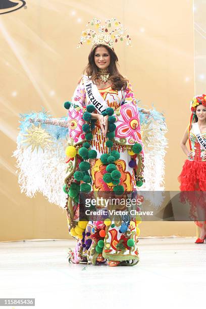 Ly Jonaitis, Miss Universe Venezuela 2007 wearing national costume