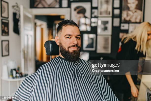 man in de kapperszaak - head shave stockfoto's en -beelden