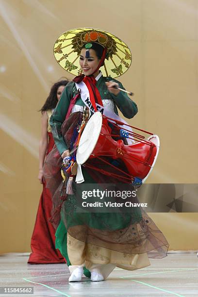 Honey Lee, Miss Universe Korea 2007 wearing national costume