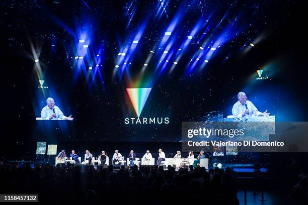 Garik Israelian, Brian Eno, Charlie Duke, Alfred Worden, Harrison Schmitt, Moderater Gerry Griffin, Michael Hitze, Tony Fadell, Donna Strickland,...