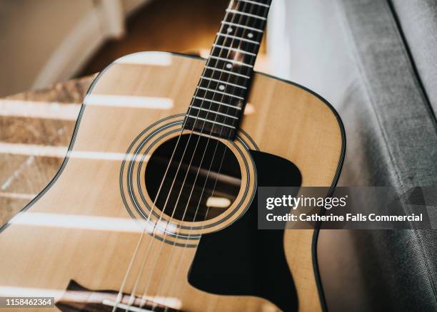guitar - musical instrument string fotografías e imágenes de stock