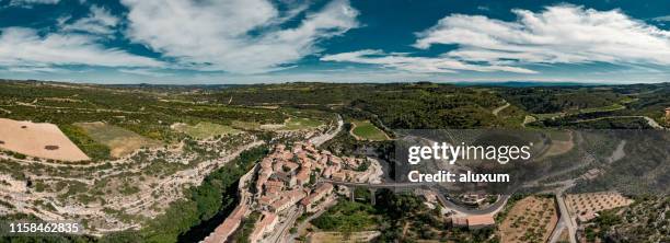 luftaufnahme des dorfes minerve in herault frankreich - hérault stock-fotos und bilder