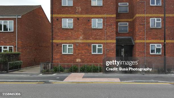 facade of suburban council housing in the district of stratford in london, uk - problème de logement photos et images de collection