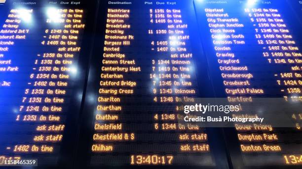 arrival / departure timetable inside the london bridge railway station in london, uk - delayed segnale inglese foto e immagini stock