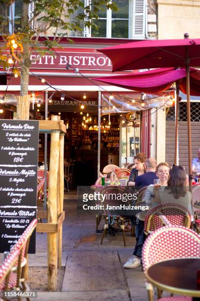 aix-en-provence, francia: gente disfrutando de bebidas en sidewalk cafe - aix en provence fotografías e imágenes de stock