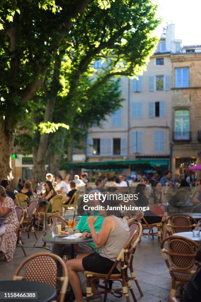 aix-en-provence, francia: gente relajándose en sidewalk cafe en dusk - aix en provence fotografías e imágenes de stock