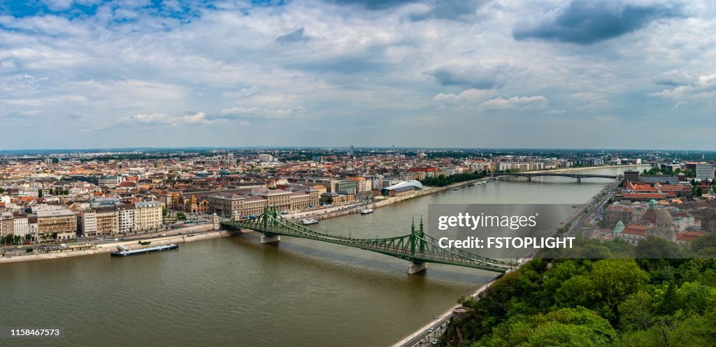 ブダペスト市の自由橋と都市景観