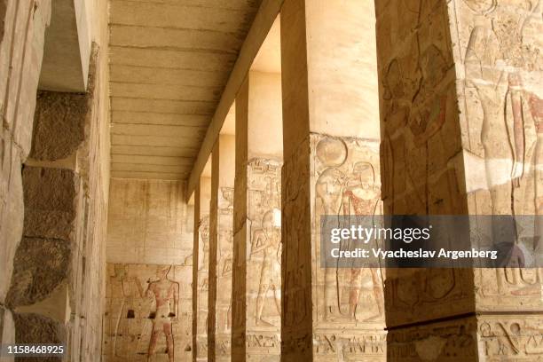 massive outer columns of the temple of seti i, abydos - abydos imagens e fotografias de stock