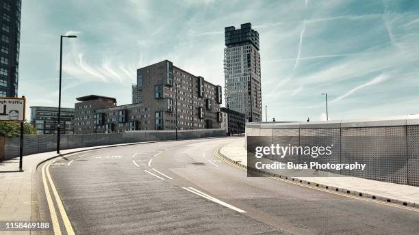 elevated viaduct in the new area of stratford, london, uk - cloudy day office building stockfoto's en -beelden