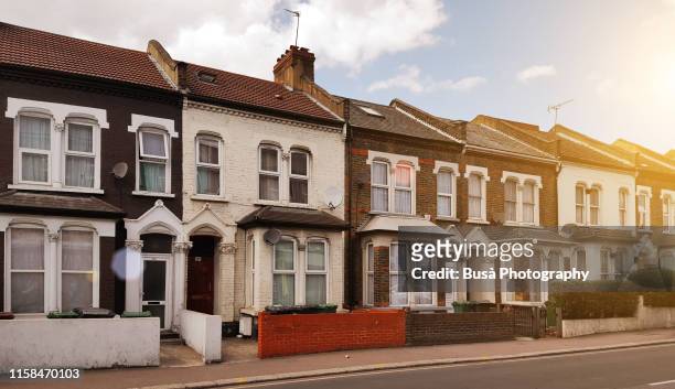 rowhouses in the district of stratford, in the east end of london, borough of newham. london, uk - typisch englisch stock-fotos und bilder