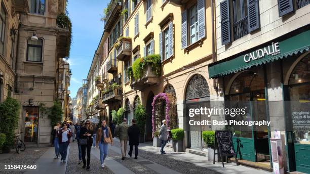 old-fashioned alley in the brera district in milan, italy - milan street fashion 2019 foto e immagini stock