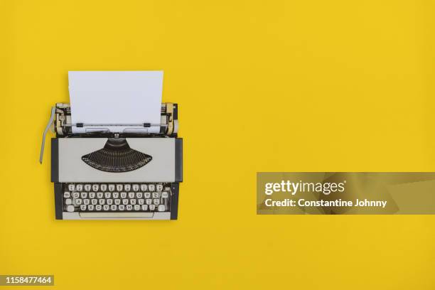 typewriter on yellow background - typewriter 個照片及圖片檔