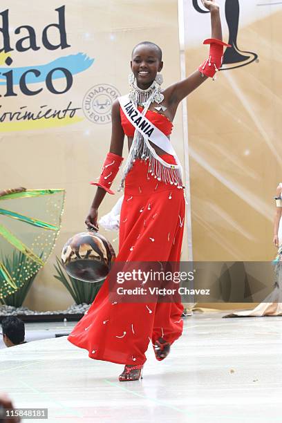 Flaviana Matata, Miss Universe Tanzania 2007 wearing national costume