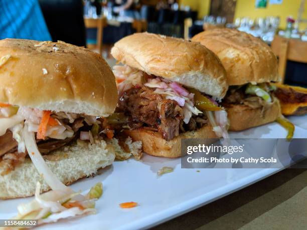 pork sliders - bbq sandwich stockfoto's en -beelden