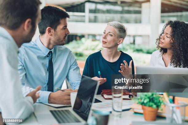 dirigenti aziendali in discussione - ricerca di mercato foto e immagini stock