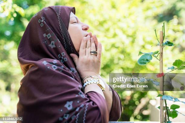 porträt einer älteren muslimischen frau, die betet - arab old woman stock-fotos und bilder