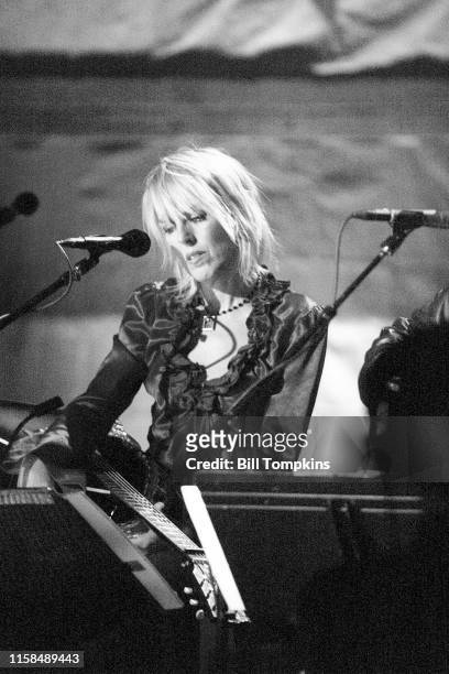 Une 2004: MANDATORY CREDIT Bill Tompkins/Getty Images Lucinda Williams performing June 2004 in New York City.