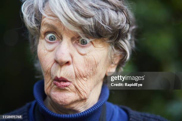 senior woman ziet er geschokt en angstig - surprised face stockfoto's en -beelden