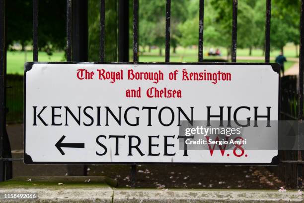 kensington high street sign - kensington en chelsea stockfoto's en -beelden