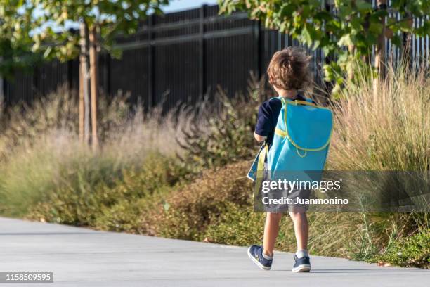 学校に戻って、小さな男の子が学校の最初の日に歩いて - 子供のみ ストックフォトと画像