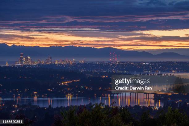 seattle skyline and lake washington - bellevue skyline 個照片及圖片檔