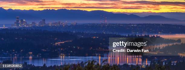 seattle skyline and lake washington - pontonbrücke stock-fotos und bilder