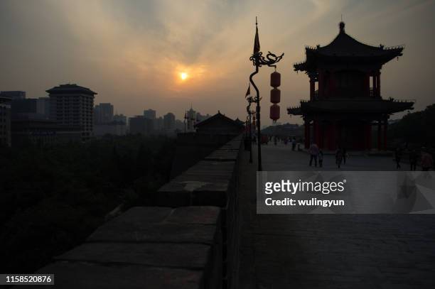 xi'an old city wall in sunset - xian stockfoto's en -beelden