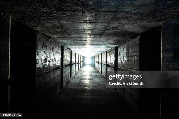 light at the end of the tunnel - light at the end of the tunnel - fotografias e filmes do acervo