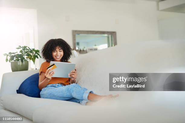 houden van het winkelcentrum dicht bij huis - online shop stockfoto's en -beelden