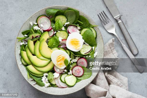 healthy salad bowl table top view - saladekom stockfoto's en -beelden