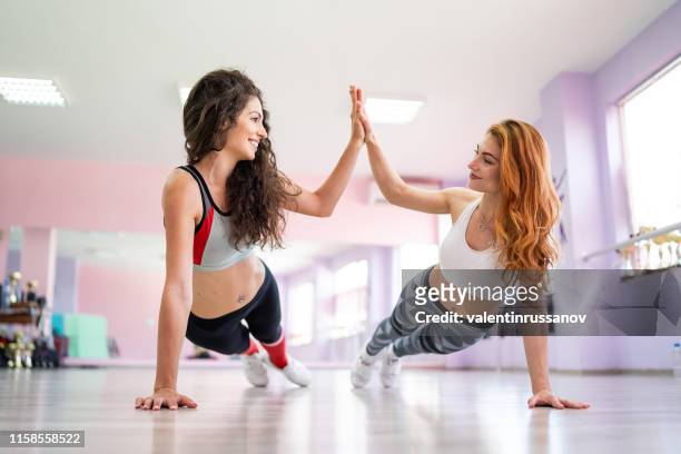 due donne che si divertono e si allenano in palestra - hi five gym foto e immagini stock