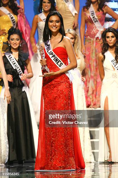 Anna Theresa Licarios, Miss Universe Philippines 2007, winner of Miss Photogenic, with Miss Universe 2007 delegates