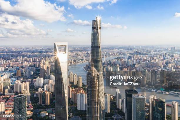 luftaufnahme der wolkenkratzer von shanghai - fernsehturm oriental pearl tower stock-fotos und bilder