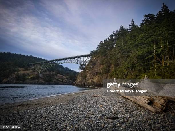 deception pass bridge - verwaltungsbezirk island county stock-fotos und bilder