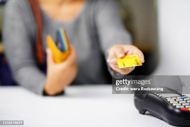 hand the credit card to cashier - vorwärtsbewegung stock-fotos und bilder