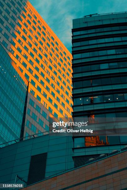 office buildings with reflections at the evening  in warsaw - stock exchange trading stock-fotos und bilder