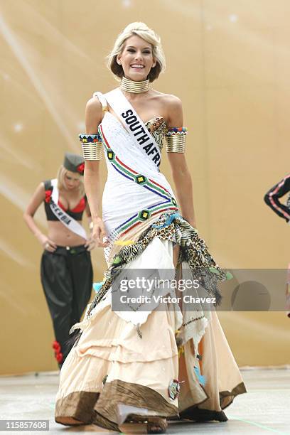 Megan Coleman, Miss Universe South Africa 2007 wearing national costume