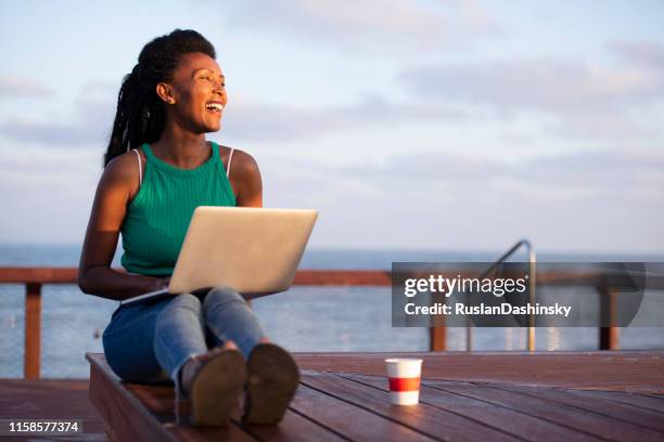 freelancer kann überall arbeiten, wo er will! - african creative with laptop working outside stock-fotos und bilder