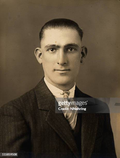 1930s portrait of man, retro - sepiakleurig stockfoto's en -beelden