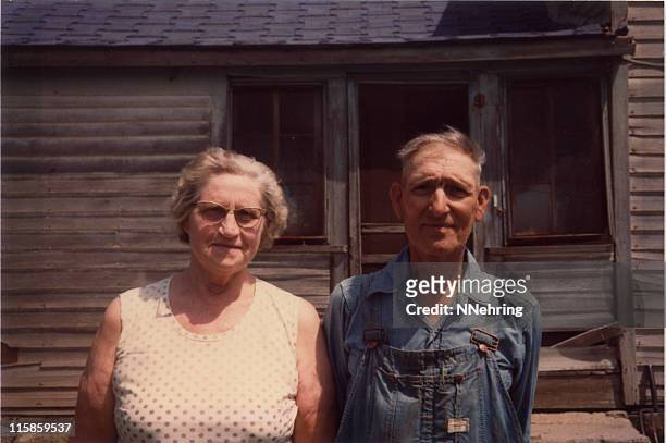 vieux paysan et sa femme rétro. - couple farm photos et images de collection